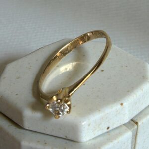 Anillo solitario de oro 18k