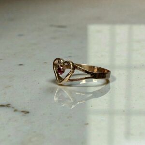 Anillo juvenil corazón piedra 18k