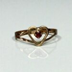 Anillo juvenil corazón piedra 18k