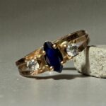 Anillo Piedra azul marquise y laterales brillante Oro 18 K