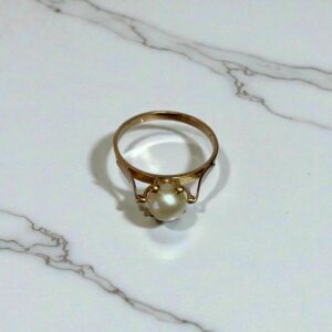 Anillo Perla cultivada modelo Pistilo Oro 18k