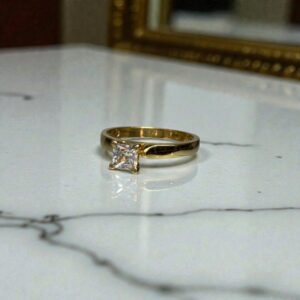 Anillo solitario corte Princesa Oro 18k