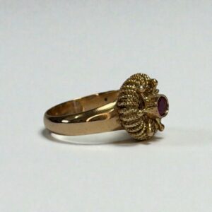 Anillo Chevalier modelo Flor Dorada en Oro 18k