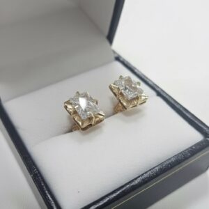 Aros Chatón Cuadrado Circón suizo 18K 2.4 Gr